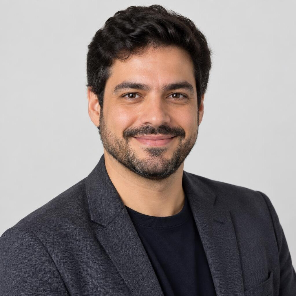 Retrato de homem brasileiro sorrindo