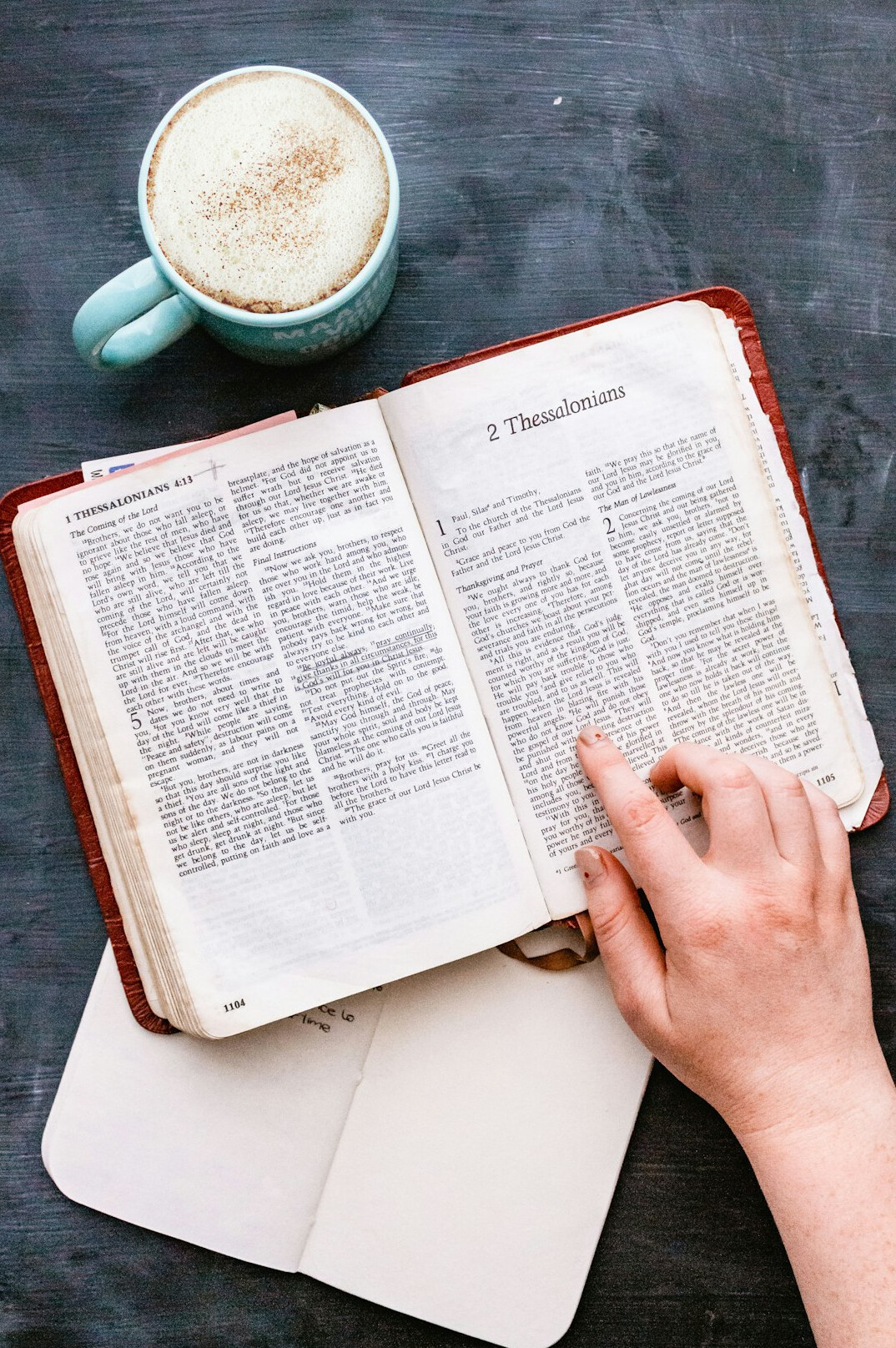 Pessoa escrevendo em um caderno de anotações pessoais
