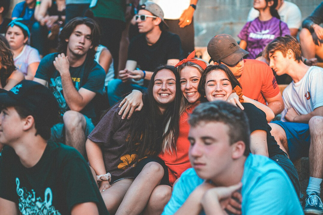 Grupo de pessoas brasileiras sorrindo em um encontro de estudo